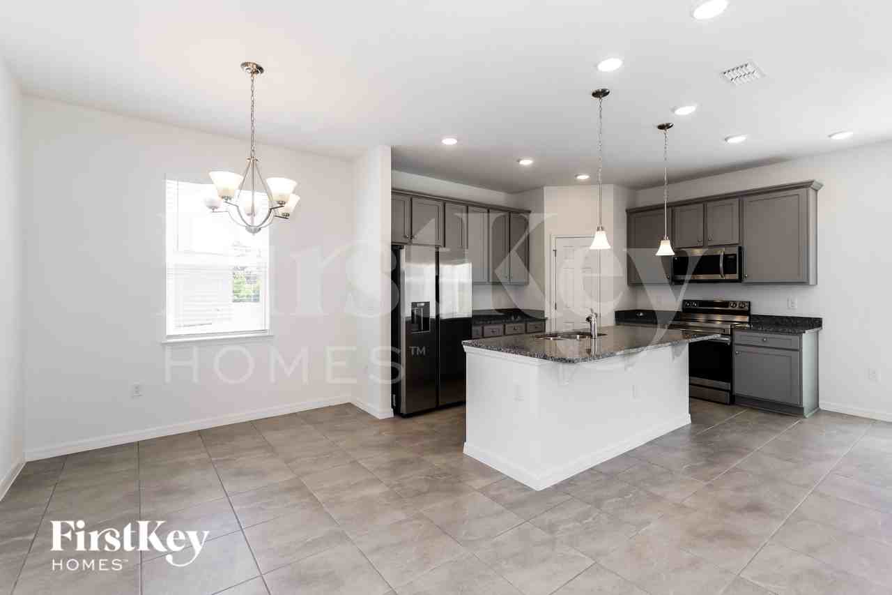 340 Corbel Ln - Photo 3 of 16