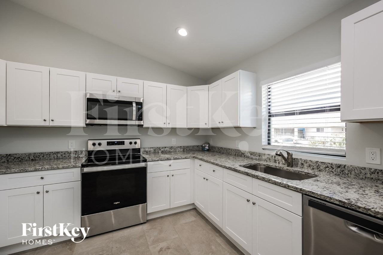 2506 63rd St W - Photo 5 of 16