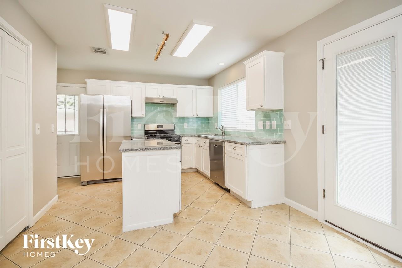 4004 Ashwood Dr - Photo 5 of 16