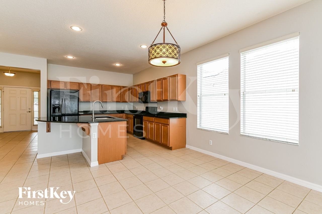 2716 Barclay Ln - Photo 4 of 16