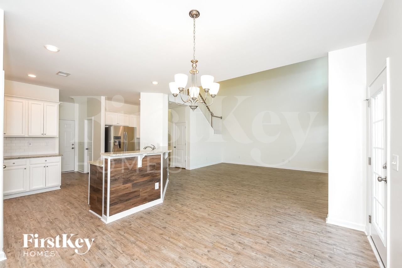 736 Redbud Ln - Photo 6 of 18