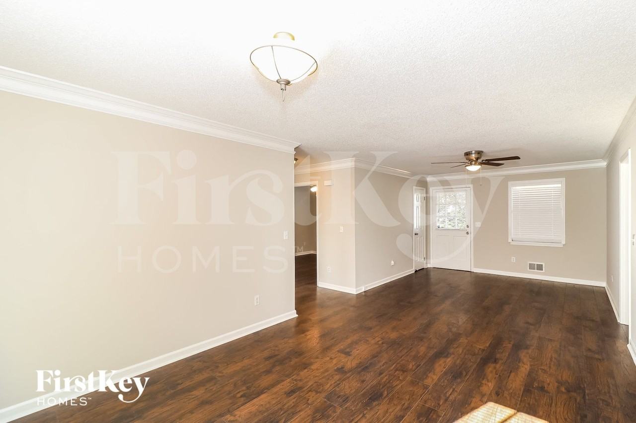 4565 Bonneville Dr - Photo 3 of 14