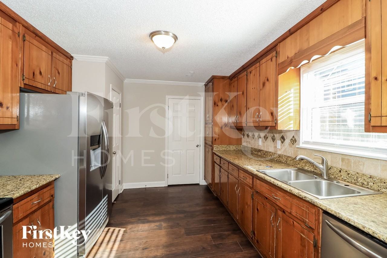 4565 Bonneville Dr - Photo 7 of 14
