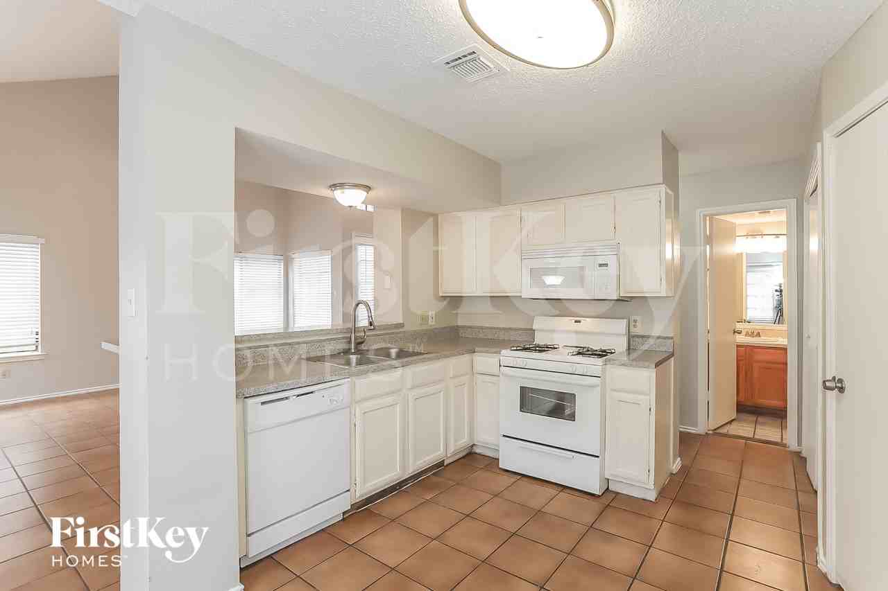 8603 Kinghaven St - Photo 5 of 17