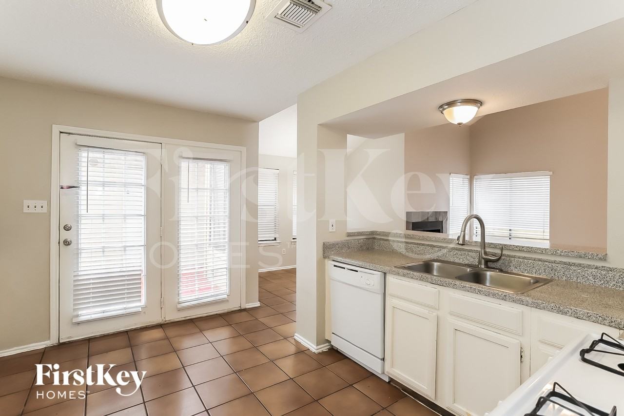 8603 Kinghaven St - Photo 6 of 17
