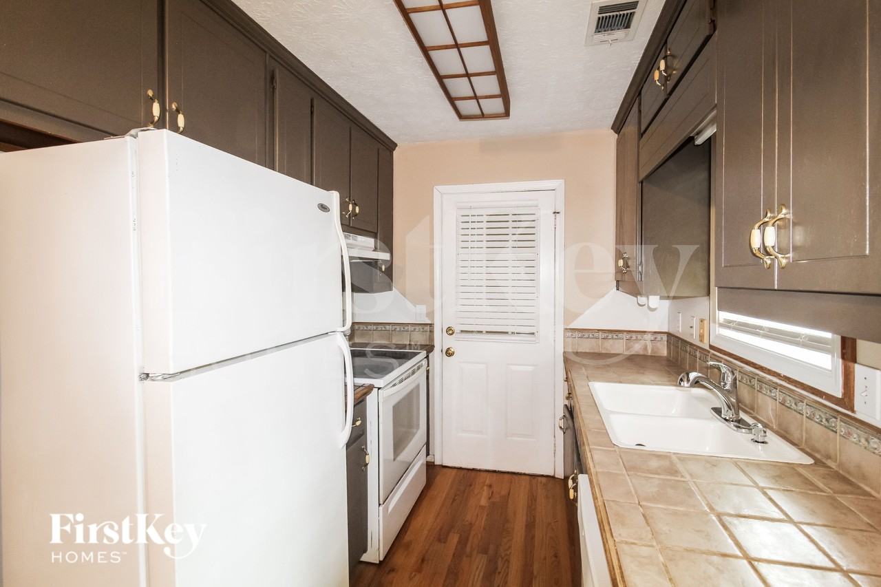5082 Memory Ln - Photo 6 of 17