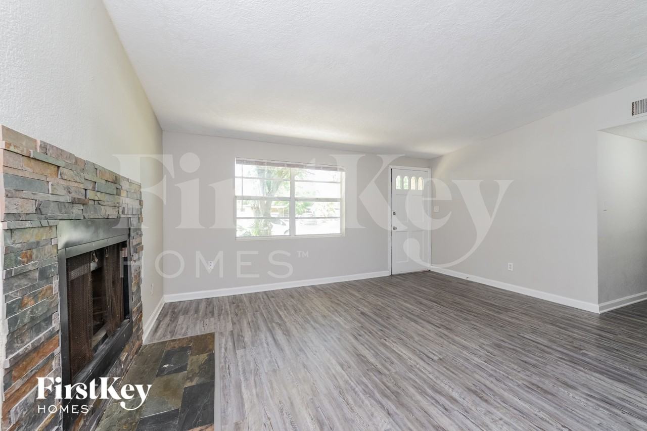 429 Notre Dame Dr - Photo 3 of 16