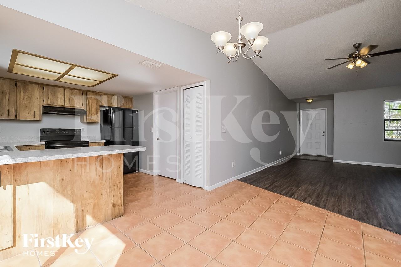 2813 Eagle Run Cir S - Photo 3 of 16