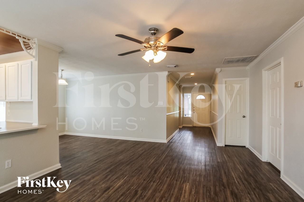23015 Banquo Dr - Photo 5 of 17