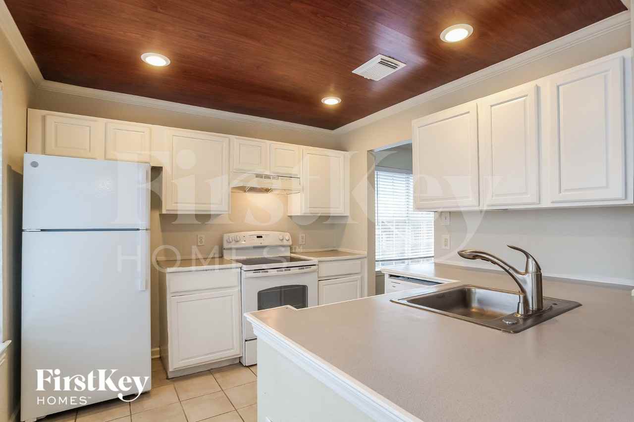 23015 Banquo Dr - Photo 6 of 17