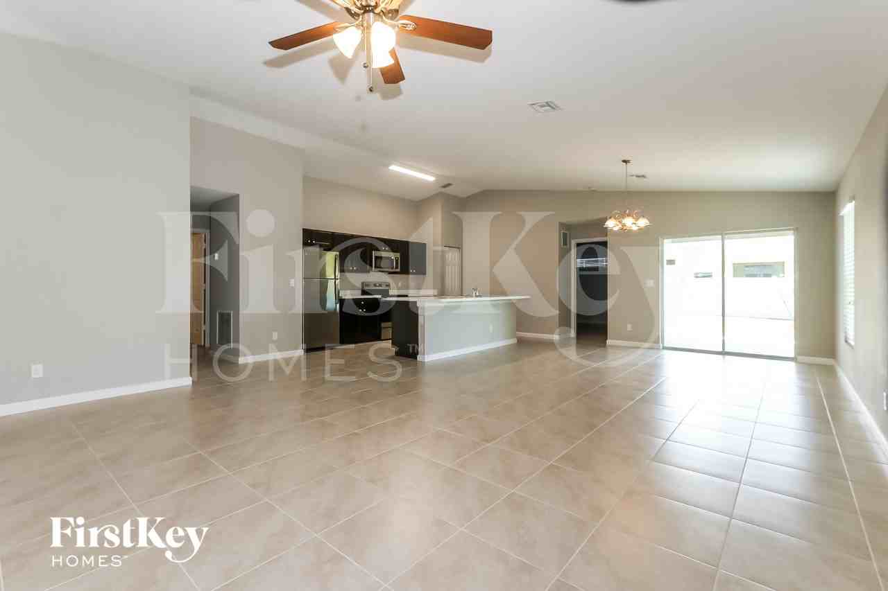 1426 Sw Oriole Ln - Photo 4 of 16