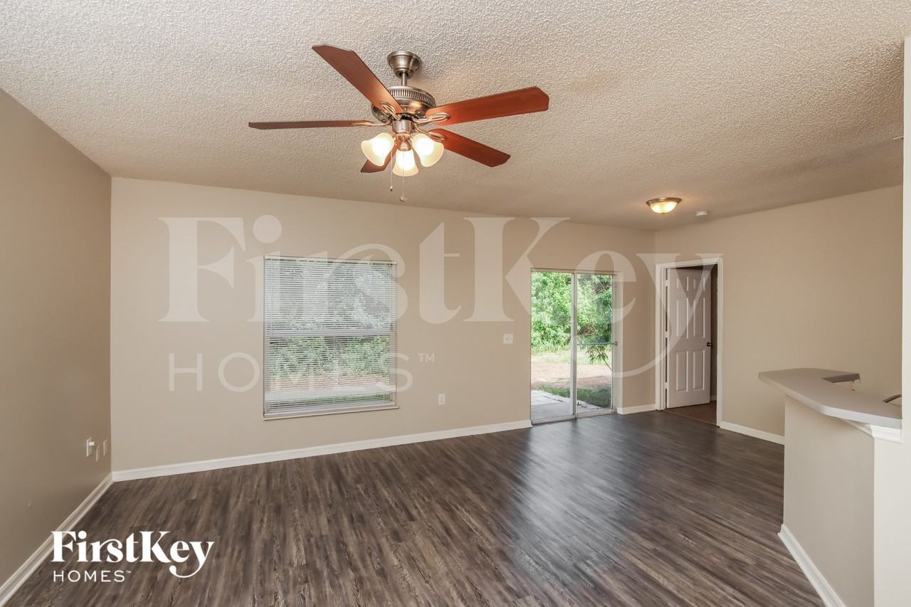 1155 Schumann Dr - Photo 4 of 16