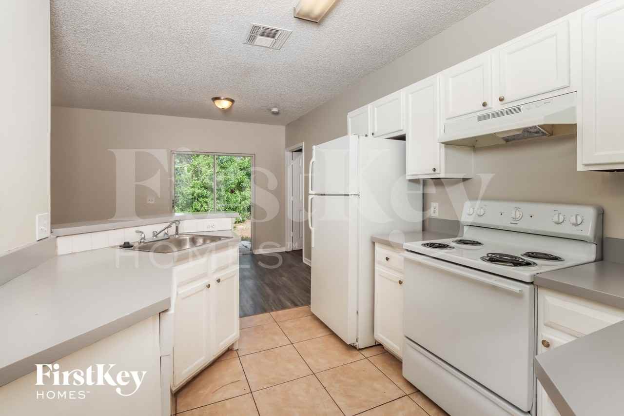 1155 Schumann Dr - Photo 5 of 16