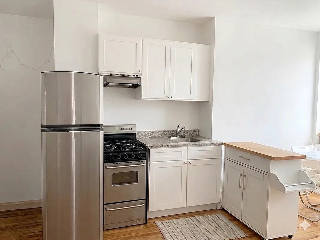 401 E 13th St #4W - Photo 5 of 6