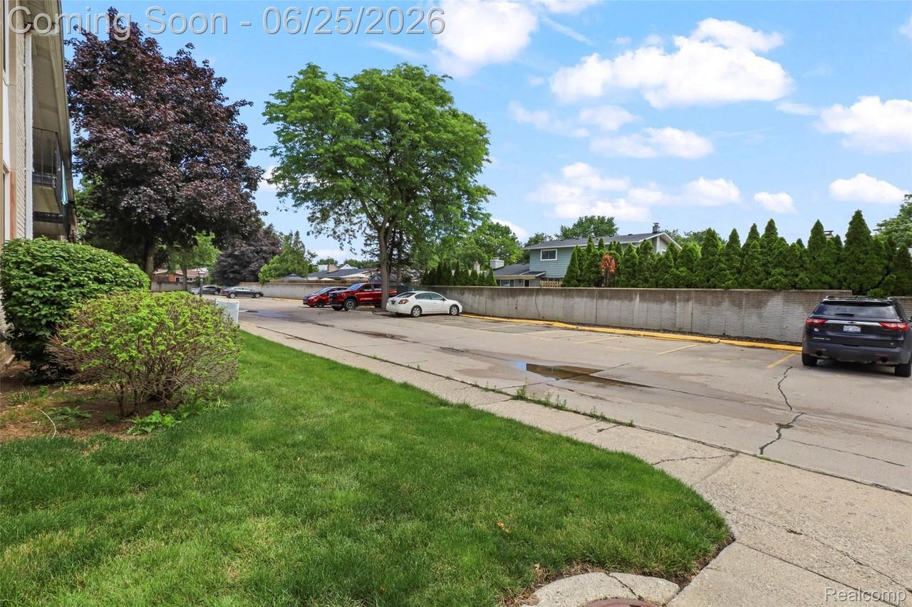 8577 Kennedy Cir - Photo 4 of 30