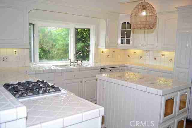 490 Diamond St - Photo 5 of 8