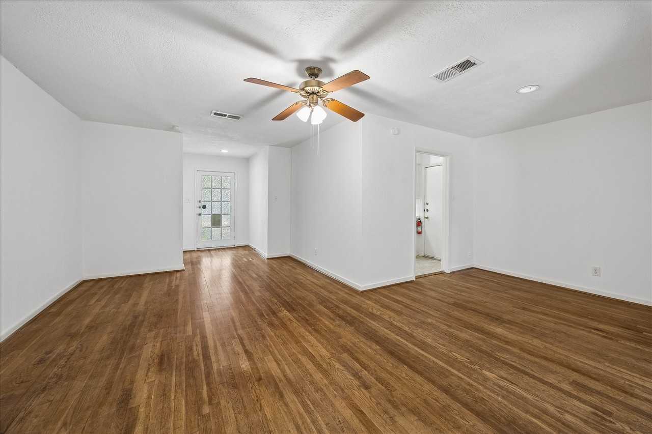 4022 Woodcraft St - Photo 4 of 11