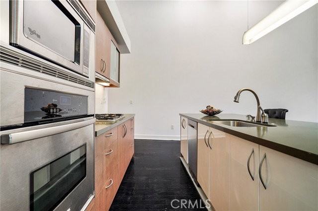 12837 Moorpark St #405 - Photo 6 of 8