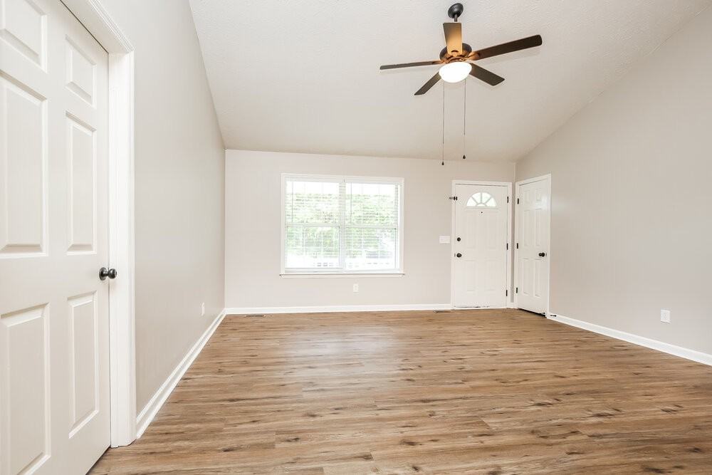 300 Southlake Dr - Photo 3 of 16