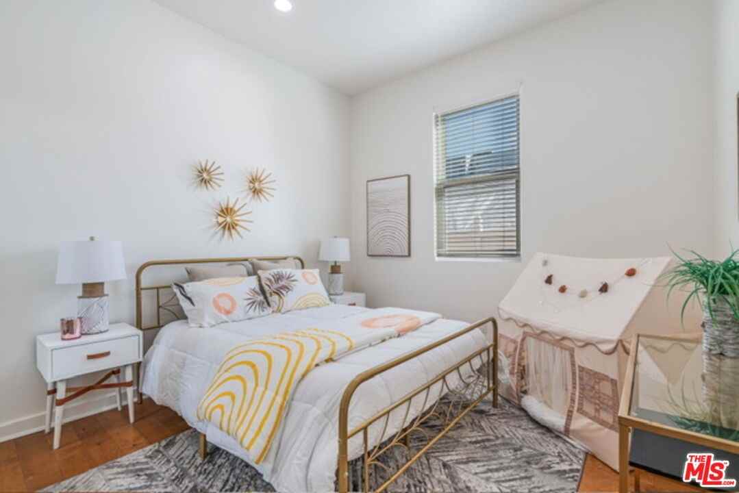 3718 S Barrington Ave - Photo 2 of 8