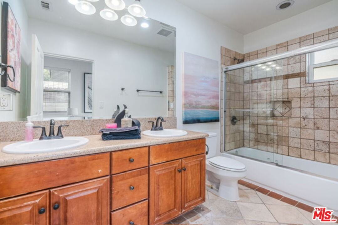 3718 S Barrington Ave - Photo 5 of 8