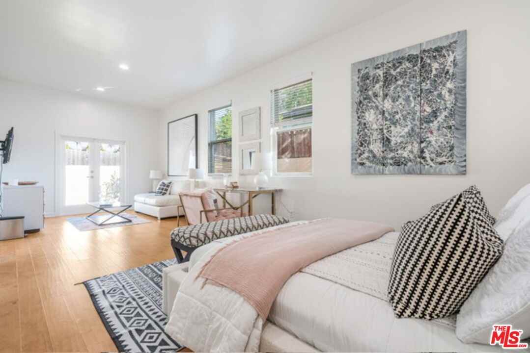 3718 S Barrington Ave - Photo 6 of 8