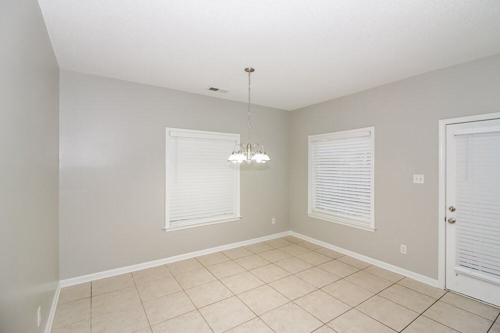 8695 Rogers Park Ave - Photo 5 of 17