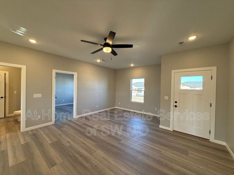 156 Bailey Dr - Photo 2 of 12
