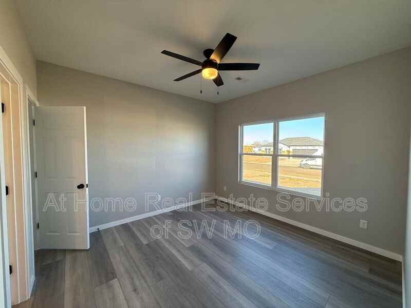156 Bailey Dr - Photo 3 of 12