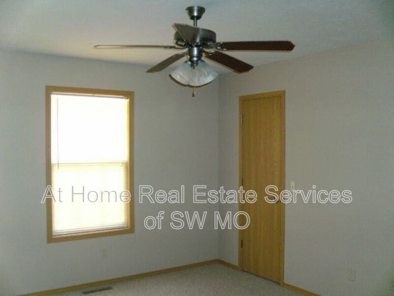 1132 N Westwood Ave - Photo 4 of 9