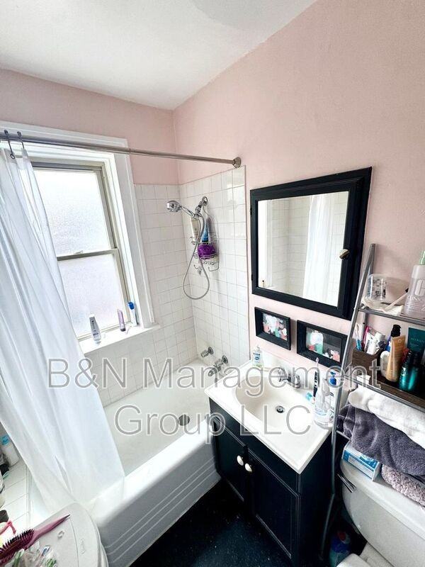 1719 W Ainslie St #1 - Photo 3 of 6