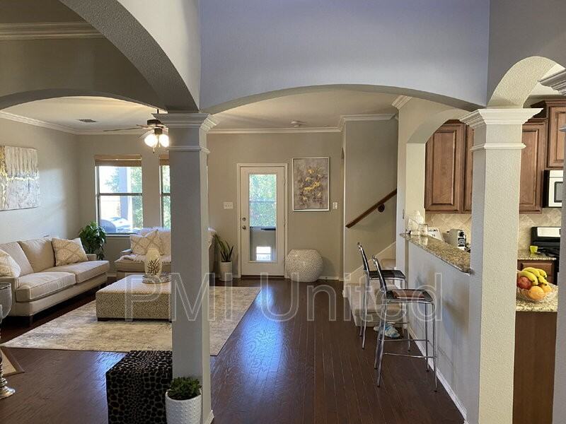 15620 Gatehouse Dr - Photo 3 of 32