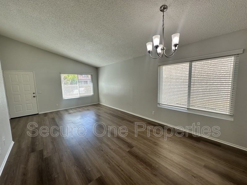 2324 Hampton Ave - Photo 5 of 25