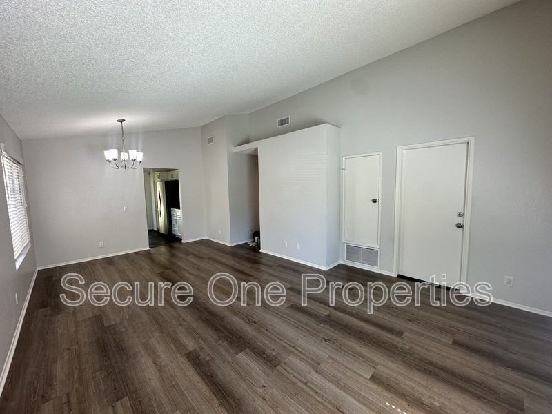 2324 Hampton Ave - Photo 7 of 25