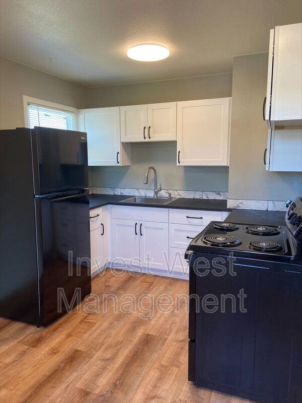 224 Cypress St - Photo 4 of 16