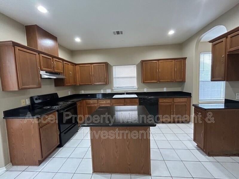 4510 Santa Inez St #B - Photo 4 of 12