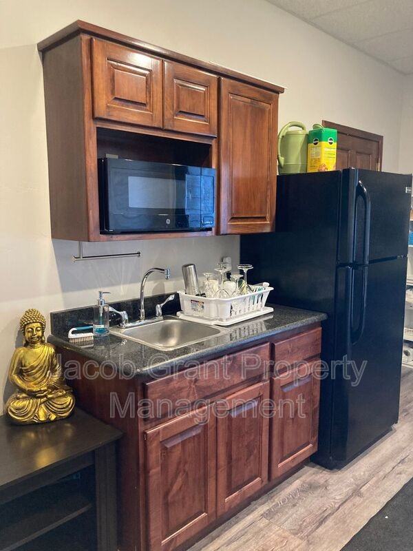 490 Park Ave #05 - Photo 7 of 8