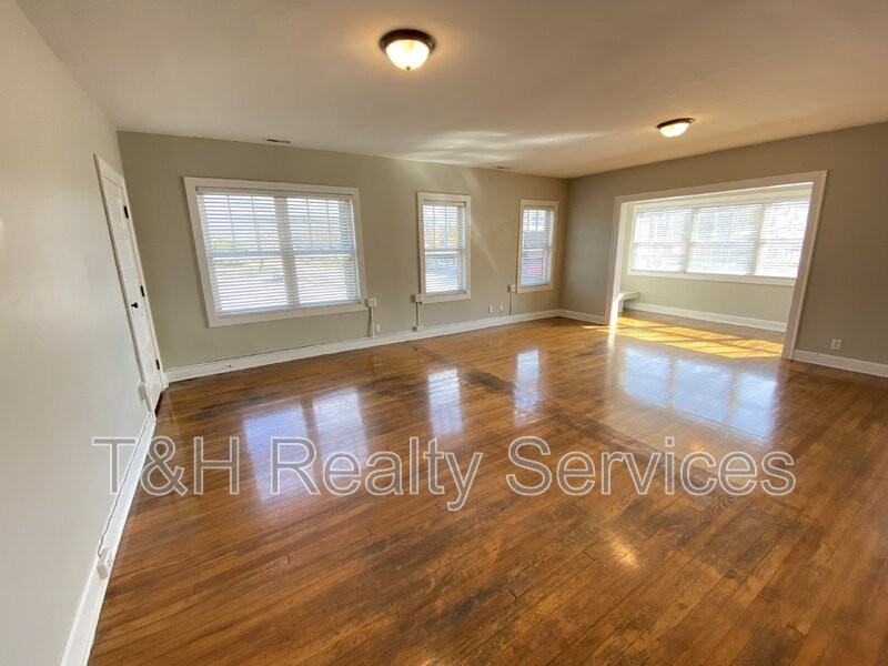 4842 N College Ave - Photo 4 of 36
