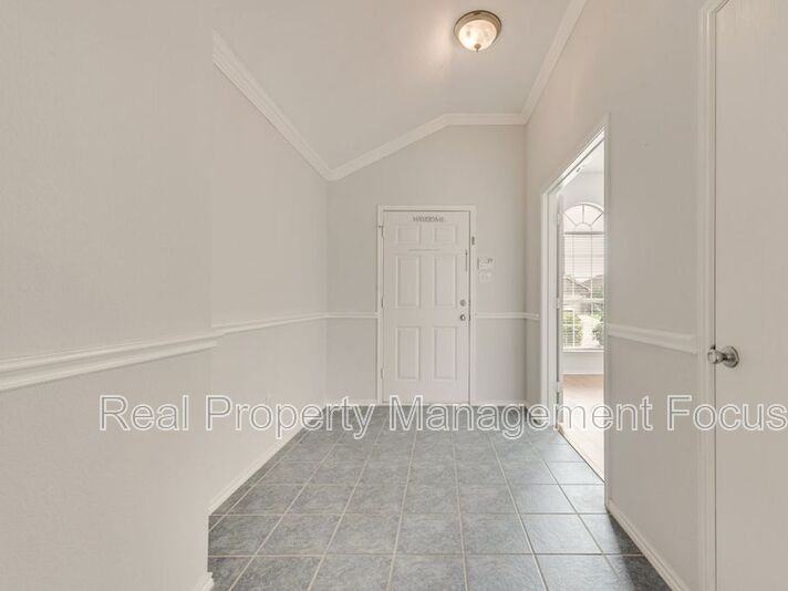 1004 Trickham Dr - Photo 3 of 27