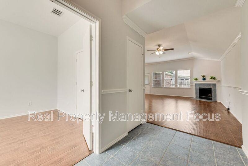1004 Trickham Dr - Photo 4 of 27