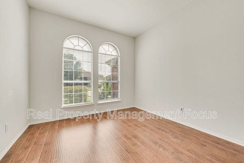 1004 Trickham Dr - Photo 5 of 27