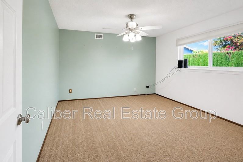 518 N Carousel Pl - Photo 2 of 9