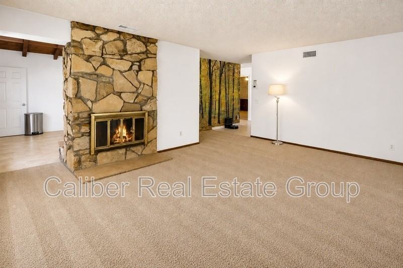 518 N Carousel Pl - Photo 5 of 9
