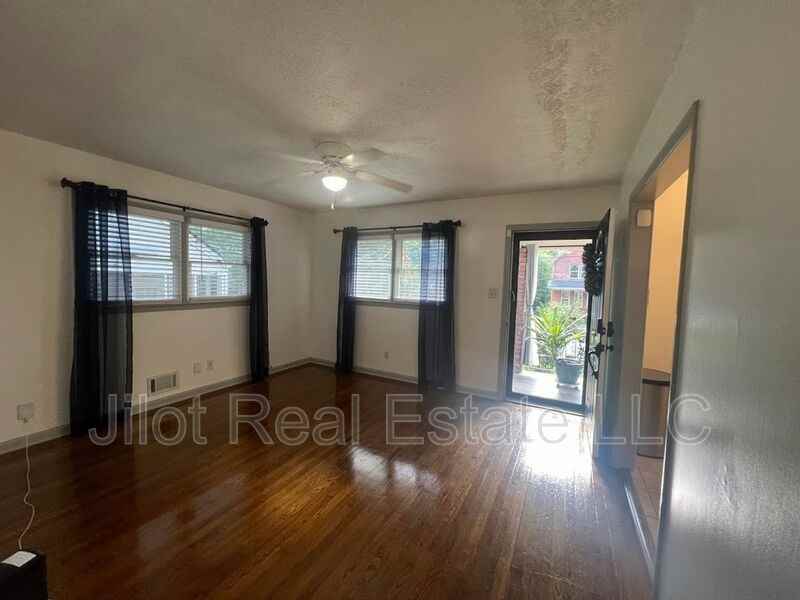 2485 Jefferson Ter - Photo 3 of 13