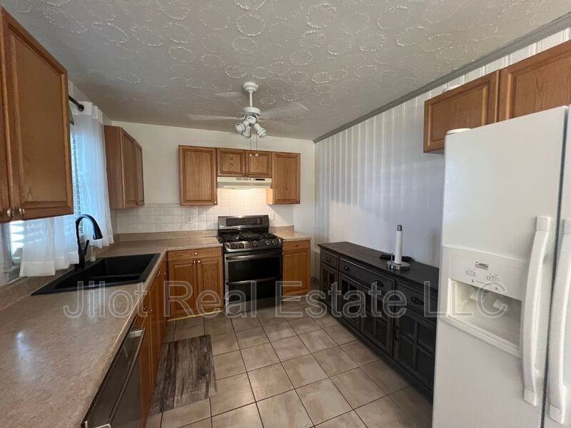 2485 Jefferson Ter - Photo 4 of 13