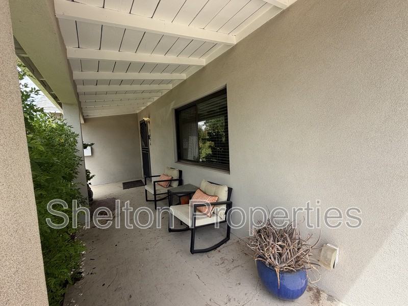 2514 E Fairmount Ave - Photo 3 of 42
