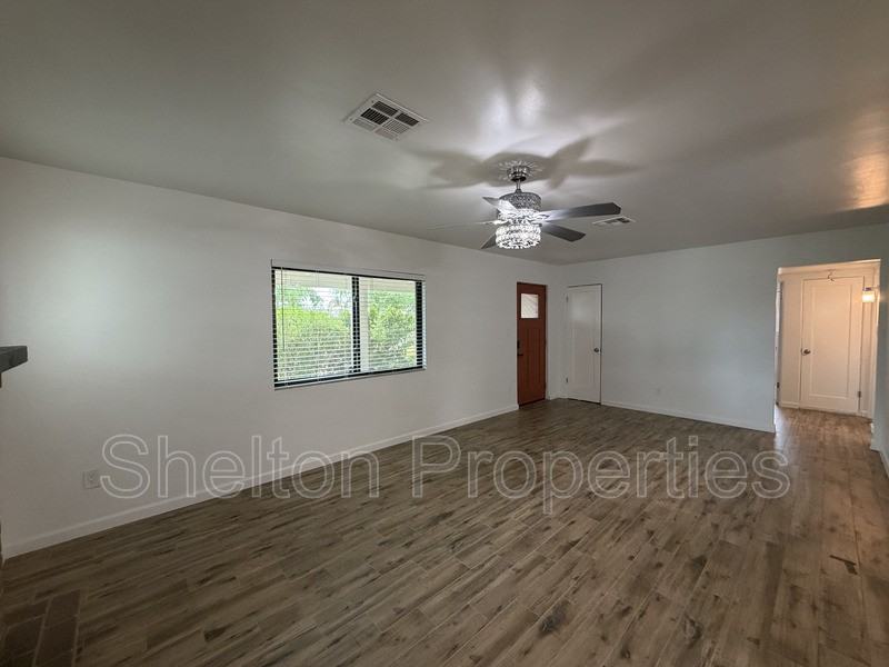 2514 E Fairmount Ave - Photo 7 of 42