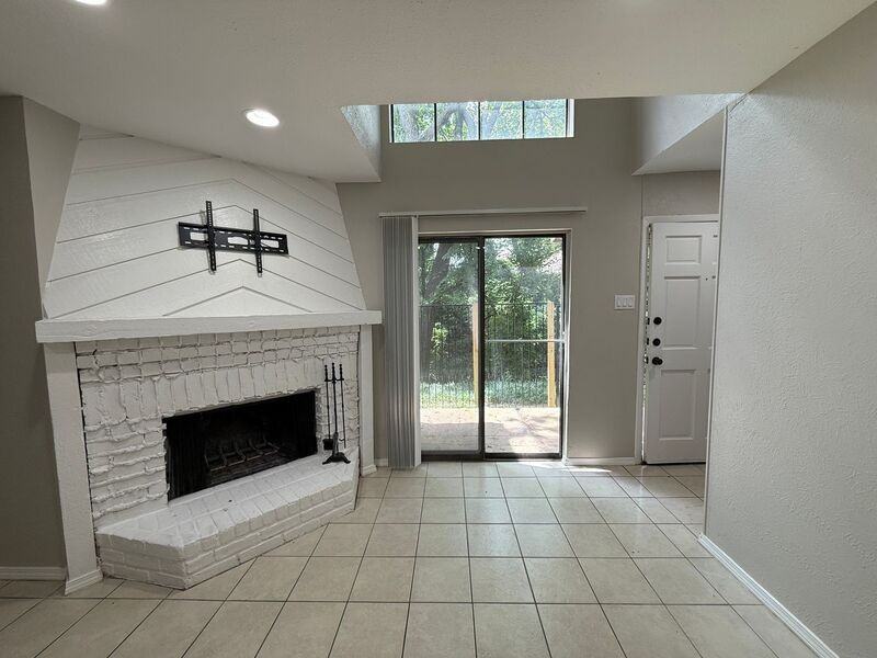 889 Dublin Dr #D - Photo 2 of 19