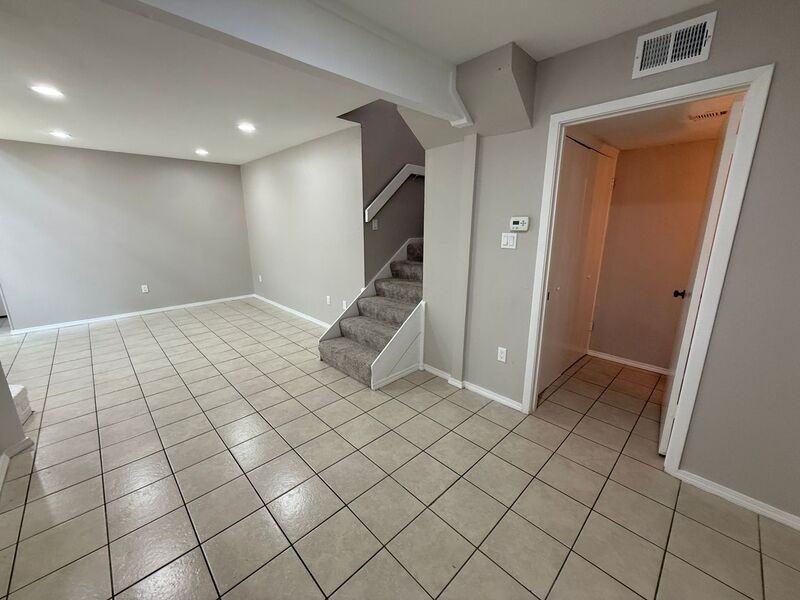 889 Dublin Dr #D - Photo 4 of 19