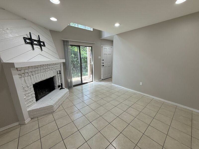 889 Dublin Dr #D - Photo 7 of 19